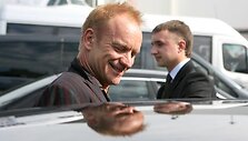 Stingas sėda į jo laukiantį automobilį