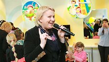 Žinomų Lietuvos žmonių vaikai gražinosi prie gimtadienio torto