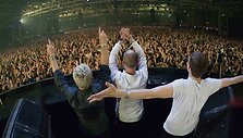 &bdquo;Above & Beyond&ldquo;