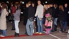 Prie baro būriuojasi žmonės