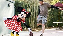 Amerikieti&scaron;kojo futbolo žaidėjui asistuoja peliukė Mini