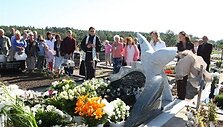 Draugai prie R.Janavičiaus kapo