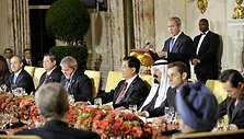 Susitikimo metu Bushas pasaulio lyderius pakvietė prie pietų stalo.