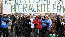 Mitinguotojai su plakatais i&scaron;ėjo į gatves.