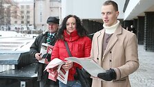 &bdquo;Frontas&ldquo; dalija savo agitacinę medžiagą.