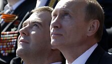 Rusijos prezidentas D.Medvedevas (kairėje) ir premjeras V.Putinas stebi karinės aviacijos skrydį.