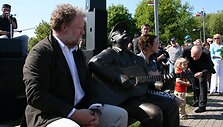 Poilsiautojai raginami aplankyti V.Kernagį, prisėsti prie jo, pasi&scaron;nekučiuoti.