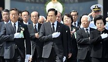 Nacionalinėse kapinėse Seule pagerbiamas žuvusių karių atminimas. Viduryje &ndash; Pietų Korėjos prezidentas Lee Myung-Bak