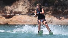 Buvusi grupės &bdquo;Spice girls&ldquo; narė Geri Halliwell ir naujasis jos vaikinas Henris Beckwithas mėgaujasi prabangiomis atostogomis Sardinijos saloje.