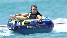 Buvusi grupės &bdquo;Spice girls&ldquo; narė Geri Halliwell ir naujasis jos vaikinas Henris Beckwithas mėgaujasi prabangiomis atostogomis Sardinijos saloje.