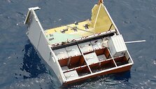 Po &bdquo;Air France&ldquo; lėktuvo katastrofos praėjo jau dvi savaitės, i&scaron; vandenyno teberenkamos sudužusio lainerio dalys.