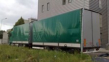 Vilkikas, kurio viduje yra vogtas lėktuvas, sulaikytas ir  saugomas policijos aik&scaron;telėje.