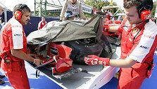 Lenktynininkas Giancarlo Fisichella per laisvąsias treniruotes posūkyje i&scaron;lėkė i&scaron; trasos, trenkėsi į apsauginius barjerus ir sudaužė bolidą.