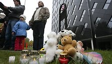 &Scaron;e&scaron;tadienį prie Generalinės prokuratūros pastato Vilniuje vėl renkasi galimą pedofilijos skandalą smerkiantys ir Drąsių Kedį palaikantys žmonės.