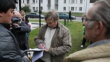  Susirinkusieji renka para&scaron;us po rezoliucija dėl vadinamųjų rezonansinių bylų &bdquo;numarinimo&ldquo; ir reikalauja ne vieno pareigūno atsistatydinimo.