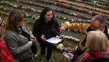 &Scaron;akių veiklių moterų klubas kasmetinei &Scaron;akių rajono derliaus &scaron;ventei nupynė rekordinio ilgio pynę i&scaron; įvairių rudens gėrybių. 