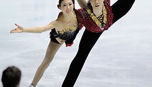 Kinų poros pasirodymas per dailiojo čiuožimo Grand Prix finalą Tokijo mieste Japonijoje. &Scaron;i pora i&scaron;kovojo sidabro medalį.