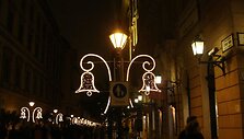 Gatvių ap&scaron;vietimo stulpai padabinti kalėdiniais varpeliais.