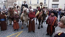 Trys karaliai &ndash; (i&scaron; kairės) Baltazaras, Merkelis ir Kasparas atvyko į vieną i&scaron; pagrindinių Prahos aik&scaron;čių.