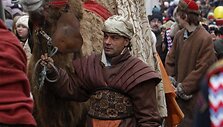 Vyri&scaron;kis, persirengęs karaliumi Baltazaru, sveikina susirinkusiuosius į Trijų karalių procesiją.