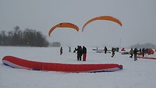 Ant Galvės ežero ledo prasidėjo tarptautinės parasparnių varžybos.