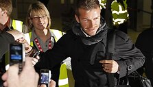 Su &bdquo;AC Milan&ldquo; komanda į Mančesterį atvykęs Davidas Beckhamas oro uoste buvo sutiktas minios gerbėjų. 