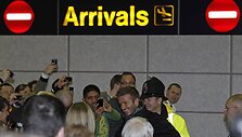 Su &bdquo;AC Milan&ldquo; komanda į Mančesterį atvykęs Davidas Beckhamas oro uoste buvo sutiktas minios gerbėjų. 