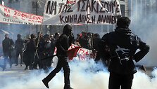 Graikijoje toliau tęsiasi neramumai. Ketvirtadienį protestuotojai gatvėse susirėmė su policija.