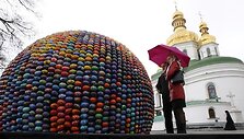 Žmonės atėjo pasižiūrėti didžiausio margučio Kijeve (Ukraina).