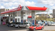 &Scaron;imtai, per brangiais degalais pasipiktinusių vairuotojojų, &scaron;e&scaron;tadienį įvairiuose Lietuvos miestuose savo automobiliais užkim&scaron;o degalines. 