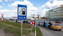&Scaron;imtai, per brangiais degalais pasipiktinusių vairuotojojų, &scaron;e&scaron;tadienį įvairiuose Lietuvos miestuose savo automobiliais užkim&scaron;o degalines. 