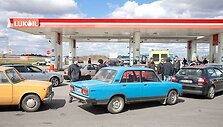 &Scaron;imtai, per brangiais degalais pasipiktinusių vairuotojojų, &scaron;e&scaron;tadienį įvairiuose Lietuvos miestuose savo automobiliais užkim&scaron;o degalines. 
