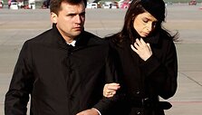 Žuvusio Lenkijos prezidento duktė Marta su vyru palaikus lydėjo iki pat lėktuvo.