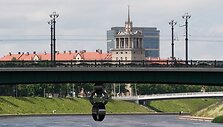 Po Žaliuoju tiltu kabanti skulptūra &bdquo;Grandinė&ldquo; vaizduoja laisvės kovų netektis. Tai tautos, atlaikiusios okupacijas, tremtis, genocidą, tvirto tikėjimo ženklas.