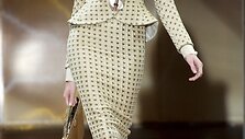 Modelis i&scaron; Giorgio Armani 2010-2011 metų rudens&ndash;žiemos kolekcijos.