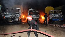Apie 20 autocisternų, turėjusių gabenti naftos produktus Afganistane dislokuotoms NATO vadovaujamoms pajėgoms, pirmadienį buvo padegtos per i&scaron;puolį netoli Pakistano sostinės.