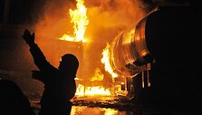 Apie 20 autocisternų, turėjusių gabenti naftos produktus Afganistane dislokuotoms NATO vadovaujamoms pajėgoms, pirmadienį buvo padegtos per i&scaron;puolį netoli Pakistano sostinės.