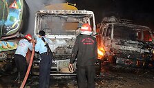 Apie 20 autocisternų, turėjusių gabenti naftos produktus Afganistane dislokuotoms NATO vadovaujamoms pajėgoms, pirmadienį buvo padegtos per i&scaron;puolį netoli Pakistano sostinės.