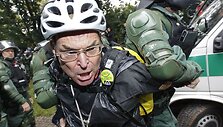 Audringi susirėmimai tarp riau&scaron;ių policijos ir protestuotojų.
