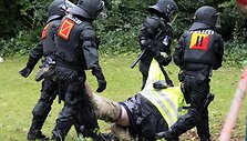 Audringi susirėmimai tarp riau&scaron;ių policijos ir protestuotojų.