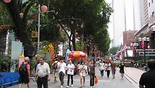 &bdquo;Lapkritį lankiausi Singapūre &ndash; amžinos vasaros &scaron;alyje. Atrinkau Kalėdoms besipuo&scaron;iančio miesto vaizdus. Manau, 15min.lt skaitytojams bus įdomu sužinoti, kaip tokiose egzoti&scaron;kose &scaron;alyse &scaron;venčiamos Kalėdos&ldquo;, &ndash; savo lai&scaron;ke ra&scaron;o Raimonda.  