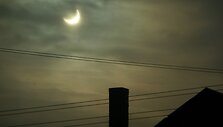 Dalinis Saulės užtemimas vir&scaron; Lietuvos. Fotografuota Marijampolėje, apie 10 val. ryto.
