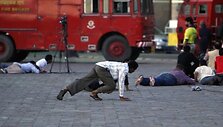 Indijos žiniasklaidos darbuotojai reaguoja į pasigirdusius &scaron;ūvius.