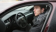 Martynas Gecevičius sėda prie naujojo automobilio vairo.