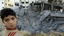 Vaikas &scaron;alia visi&scaron;kai sugriautos palestiniečių mečetės.