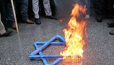 Demonstrantai prie&scaron;ais Izraelio amabasadą Ankaroje (Turkija) degina Dovydo žvaigždę, smerkdami Izraelio atakas Gazoje. 