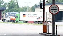 Pasieniečiai neskuba įsileisti terminale &scaron;ąlančių lengvųjų automobilių prekeivių.