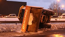 Tralas Vilniuje pametė vežamą krovinį. 
