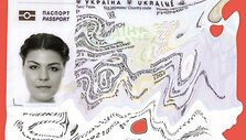 Ant tekstilės atspausdintas Yulios Krivich paso puslapis