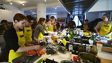 Patiekalų konkursas prabangiausiame studento kambaryje.